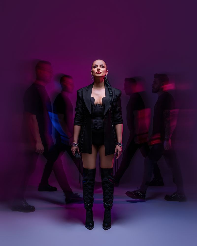 Corporate & commercial — photograph by Tina Genovia (26/99)