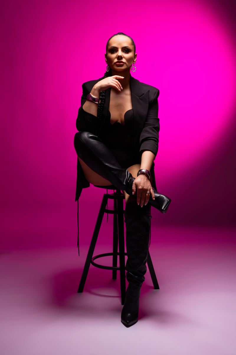 Corporate & commercial — photograph by Tina Genovia (27/99)