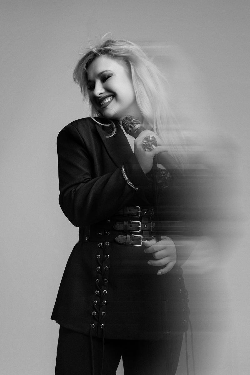 Corporate & commercial — photograph by Tina Genovia (43/99)